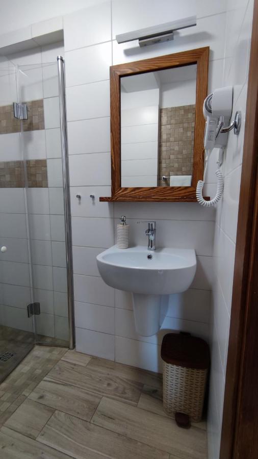 Gosciniec Krol Sielaw W Centrum Mikolajek Z Restauracja Regionalna Mikołajki Exterior foto